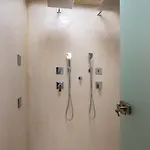 10gr Boutique & Wine Bar מלון