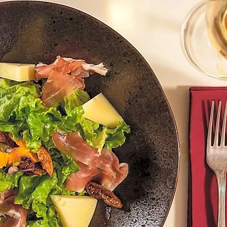 10gr Boutique & Wine Bar מלון